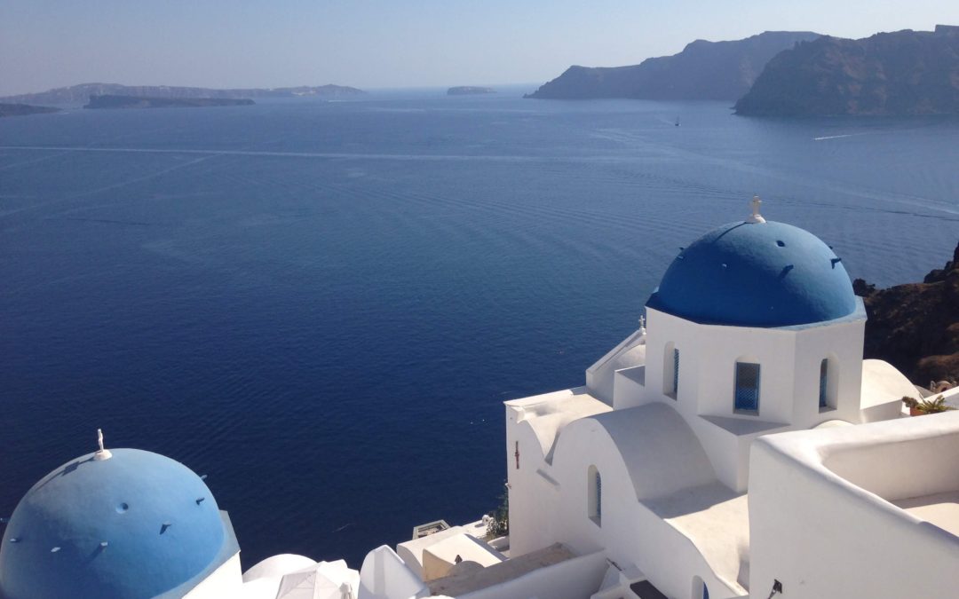 Your ultimate travel guide to visit Santorini on a budget